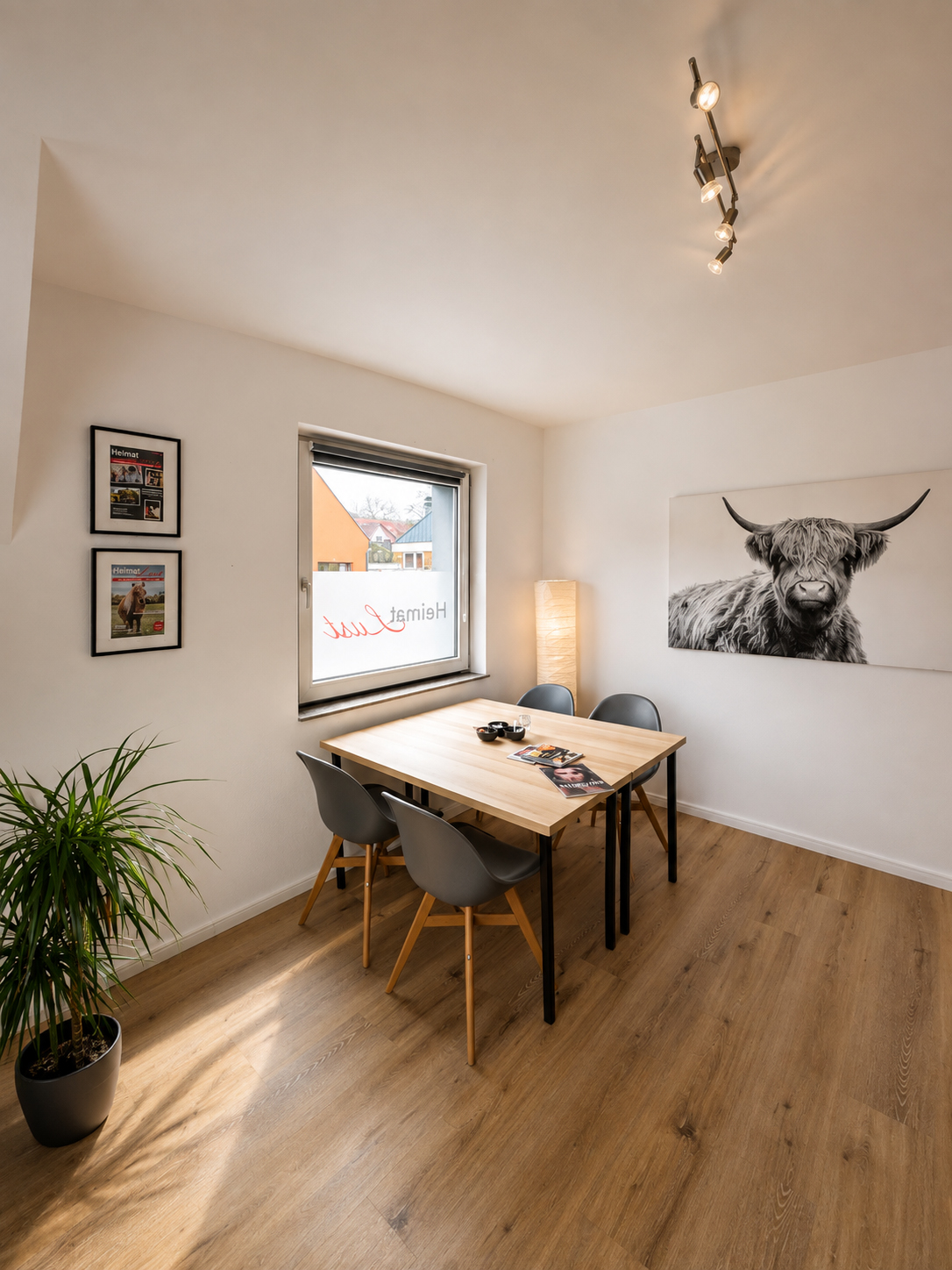 Besprechungsraum im Heimatlust-Büro mit Sitzgruppe und gerahmten Magazin-Titelseiten